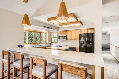 Breakfast Bar and Kitchen
