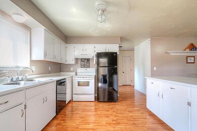 2070 NW Hawthorne Ave, Grants Pass, OR 97526 - photo 2