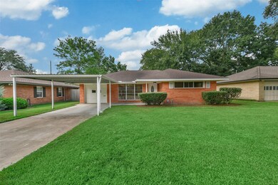 2102 Saxon Dr, Houston, TX 77018 - photo 3