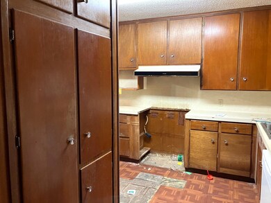 There is no bottleneck in this flowing kitchen!  T