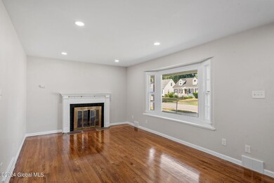12-web-or-mls-403-charles-st