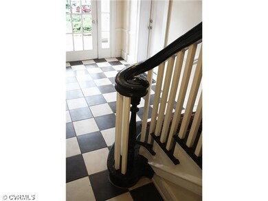 Foyer - This unit is in the middle of three buildi