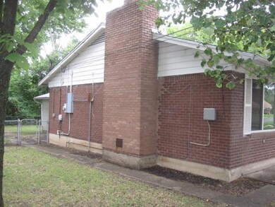 207 E Russell Ave, Bonham, TX 75418 - photo 3