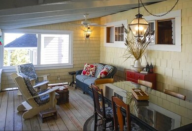 Screened-in Porch with dining
