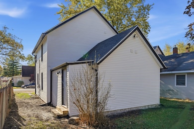 1213 W 4th St, Dixon, IL 61021 - photo 4