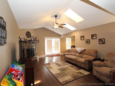 13887 S Poplar Place, Glenpool, OK 74033 - photo 5