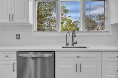 2810 Chestnut Ave unit First Floor, Ronkonkoma, NY 11779 - photo 6