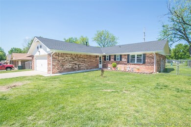 104 E 9th St S, Claremore, OK 74017 - photo 3