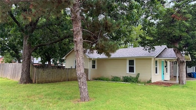 Ranch-style house featuring a shingled roof