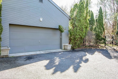 9ShadowLawnDr-3
