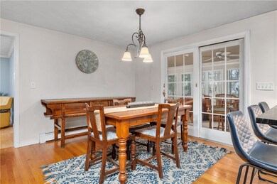 EAT-IN KITCHEN SPACE LEADING TO SCREENED PORCH