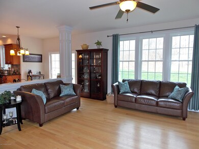 1223 Woodberry Dr, Mountain Top, PA 18707 - photo 4