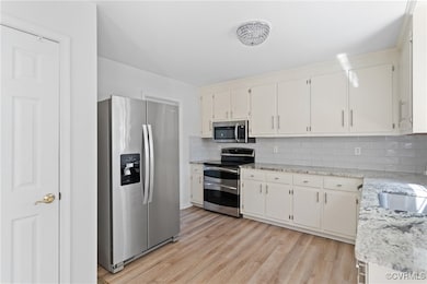 Kitchen with stainless steel appliances, backsplas