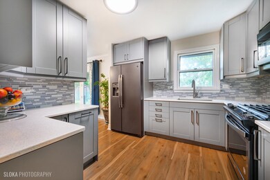 813 Menominee Dr, Lake In the Hills, IL 60156 - photo 3