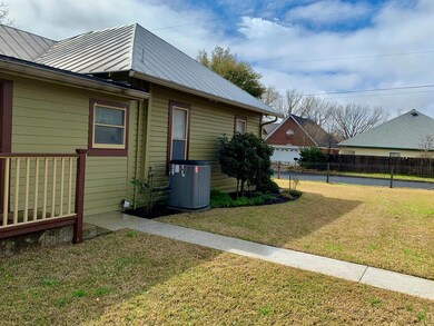 514 W College St, Fredericksburg, TX 78624 - photo 3