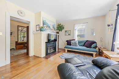 Living room - fireplace and built ins