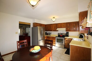 724 Hampshire Seat, Schenectady, NY 12309 - photo 5
