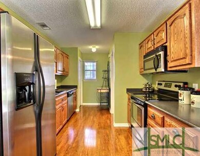 Kitchen. Galley Kitchen is a Chef s Dream- Plenty 