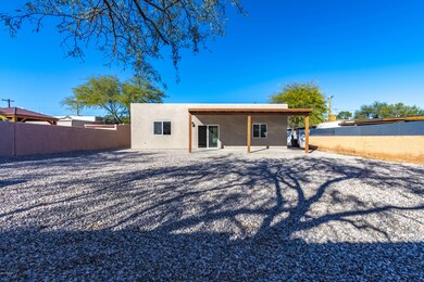 3304 E Elida St__021