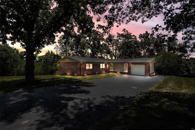 3 bedrooms 2 bathroom on level lot and private str