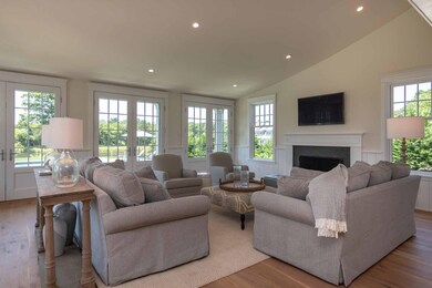 3Nora'sNEW-Living5-5763