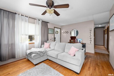 2823 Greenway Dr, Bettendorf, IA 52722 - photo 5