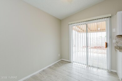 004-photo-dining-room-11439991