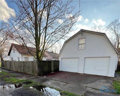 Oversize side load garage with 2nd floor