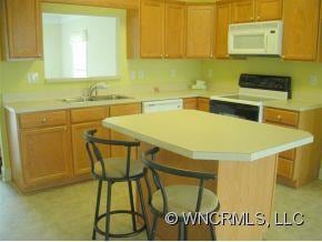 Kitchen w/breakfast bar