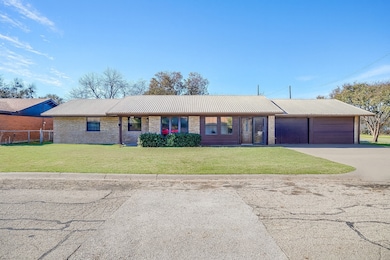 1911 Joslin St, Cleburne, TX 76033 - photo 2