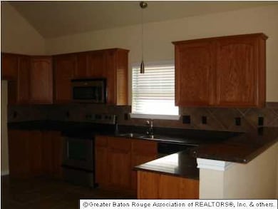 kitchen with 3cm quartz countertops, tile backspla