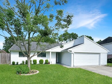 405 E Castle Harbour Dr, Friendswood, TX 77546 - photo 2