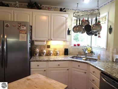 331 N Hoover Ave, Gladwin, MI 48624 - photo 3