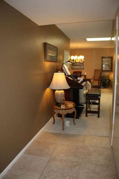 10726 W Hatcher Rd, Sun City, AZ 85351 - photo 5