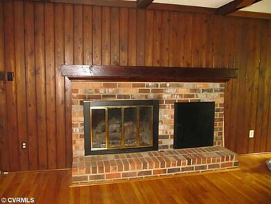 Den/Family/Great Room - Gas fireplace, hardwood fl