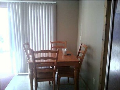 EATING SPACE IN KITCHEN