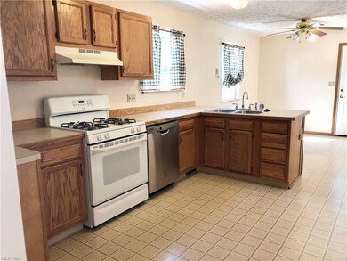 Spacious kitchen with lots of cupboards and storag