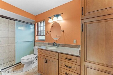 master bedroom bathroom