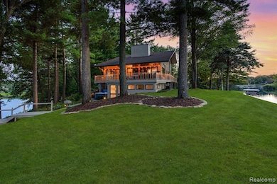 Beautiful Satlbox Style Home on Private Peninsula Lake Lancelot