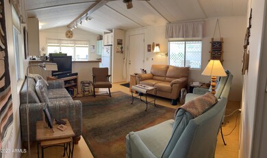 OPEN LIVINGROOM AND KITCHEN