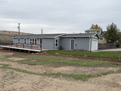 407 Dufur Ave, Maupin, OR 97037 - photo 3