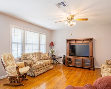 1425 Highland Dr, Bay City, TX 77414 - photo 2