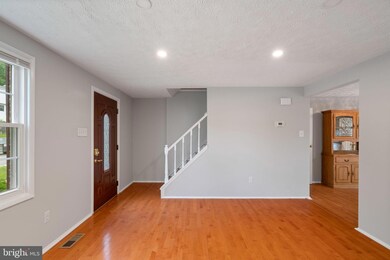 8166 Willowdale Ct, Springfield, VA 22153 - photo 3