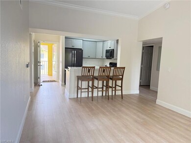 Kitchen with a kitchen bar, crown molding, freesta