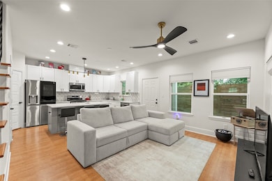 Excellent Open Floor Plan with Hardwood