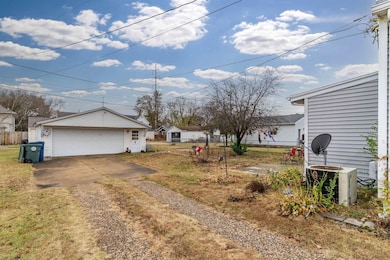 745 Dawson St, Waterloo, IA 50703 - photo 4