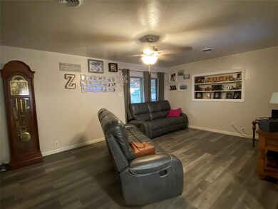 1101 Elmwood St, Gainesville, TX 76240 - photo 5