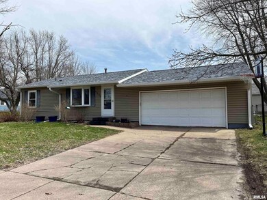 5335 Kelling St, Davenport, IA 52806 - photo 2