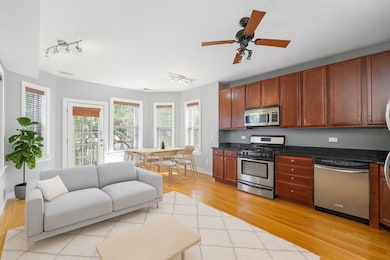 2531 W Berwyn Ave unit 3, Chicago, IL 60625 - photo 2