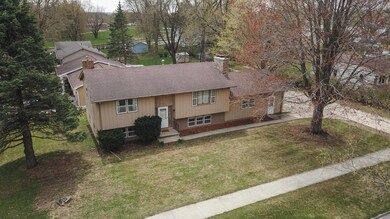 2122 W 3rd St, Cedar Falls, IA 50613 - photo 2